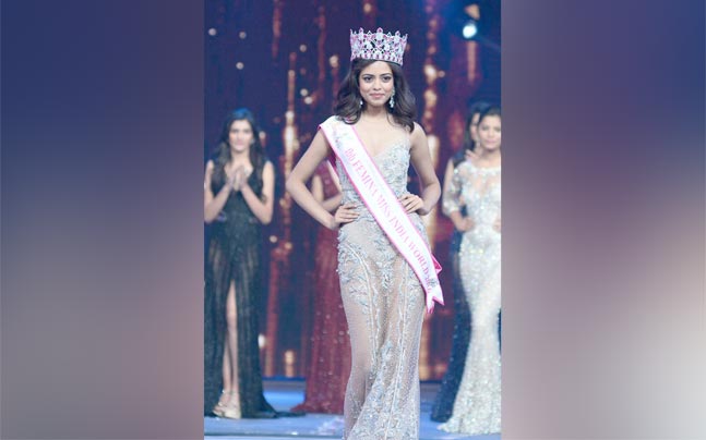IndiaToday's tweet photo. Delhi girl Priyadarshini Chatterjee crowned Miss India World 2016
https://t.co/P3HFsMqAxt https://t.co/dkir52LAw2