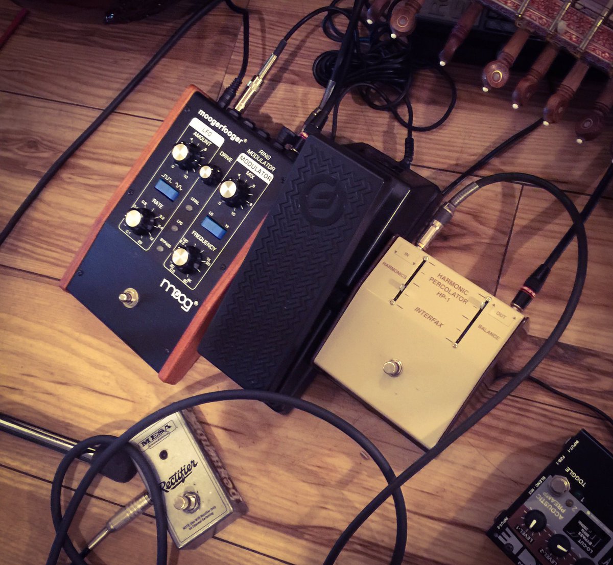 penumbra_jinden's tweet image. エフェクターは極力減らしたい派です

#moogerfooger #ringmodulator
#interfax #harmonicpercolator