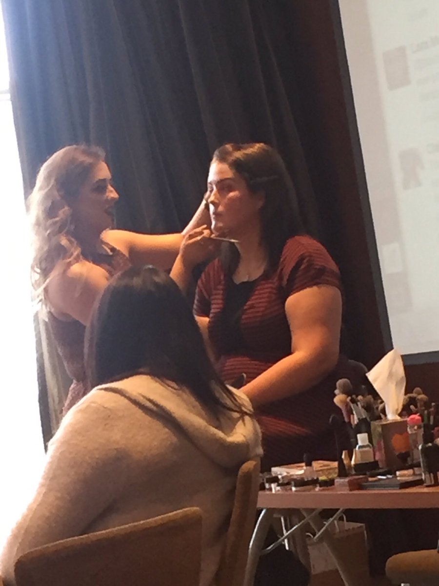 susangaynor80's tweet photo. Learning how to do a spotlight eye with @DempseyLaura and @toodollymakeup #embnbloggersevent #absolutehotel https://t.co/F4P9i1zNMG