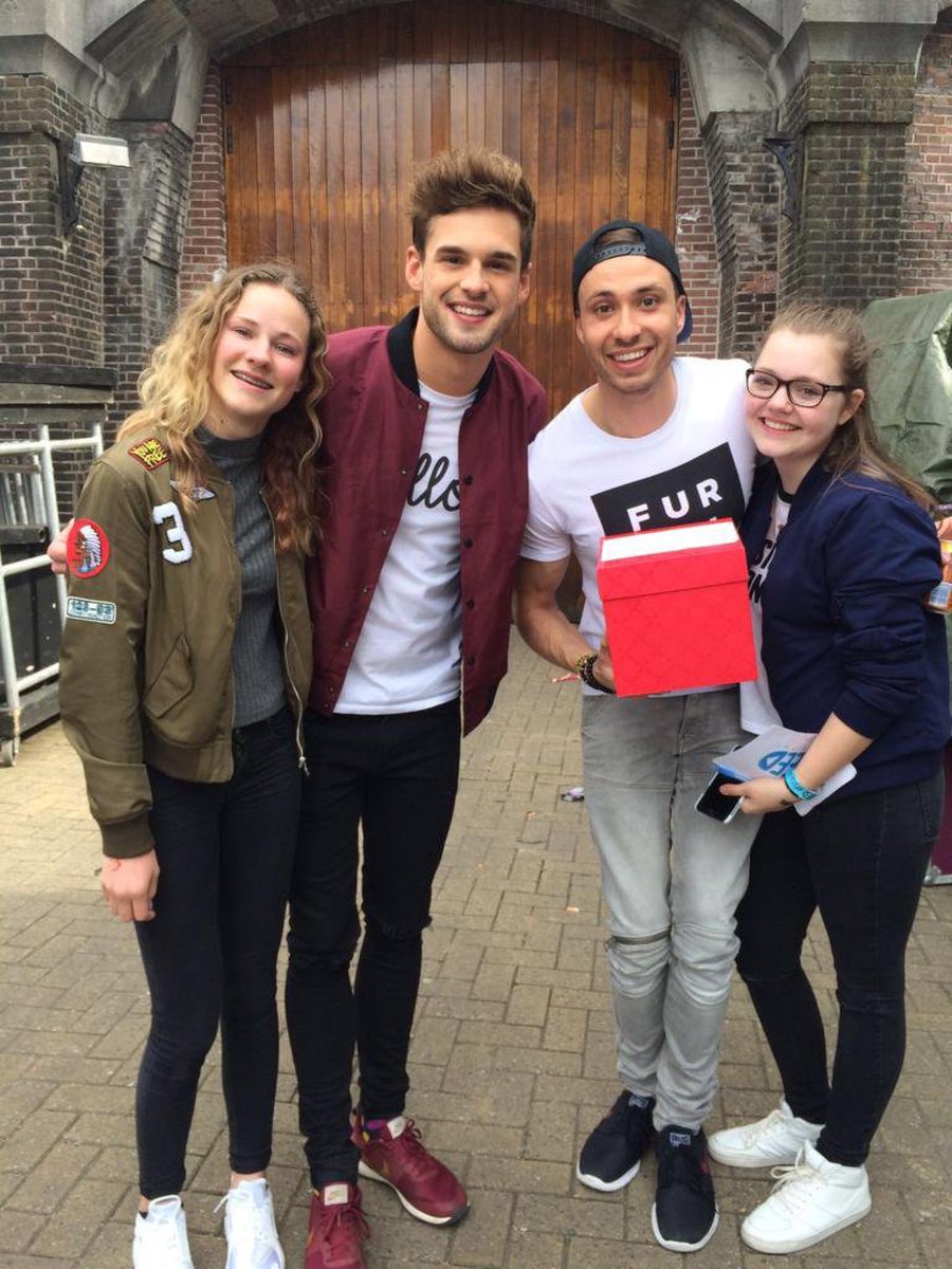 pascalsoldaat's tweet photo. #veed was zo leuk en jullie waren zo verschrikkelijk lief!! Mis jullie nu al #dedoos @rutgervink @Thomasgrinsven 😍😥 https://t.co/wyrCLL4pSU
