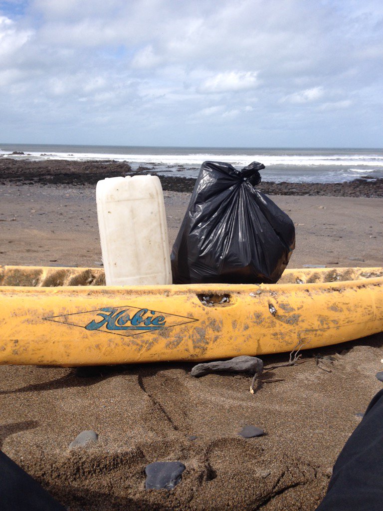 dr_dedoverde81's tweet photo. #2minutebeachclean The usual marine litter picked up plus half a canoe/kayak at #Wanson Beach #Widemouth #Bude https://t.co/RF4jygQyov