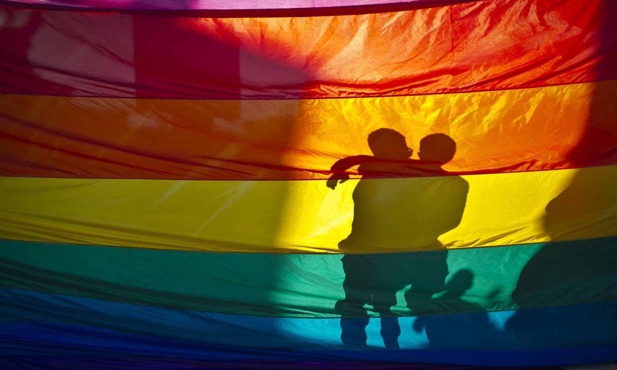 LGTBNews's tweet photo. "Es sólo una fase": Lo que no hay decir a los alumnos #LGTB cuando salen del armario https://t.co/cPGGi2WOcA https://t.co/uQTjr5wDNV