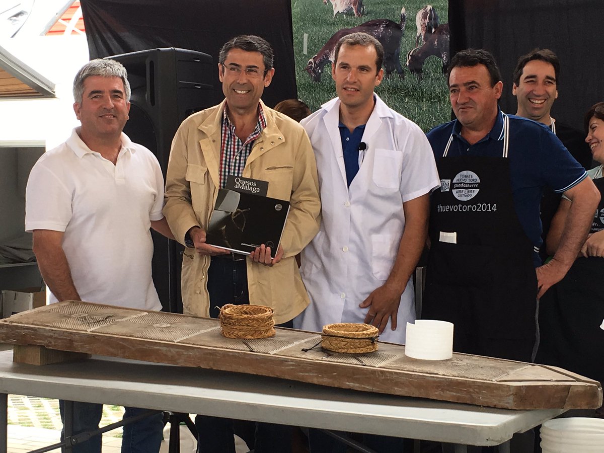 Hoy en el Mercado local de Coín
Explicación y elaboración del queso. 
#Coín <a href="/QuesosHortelana/">QueseriaLaHortelana</a> <a href="/FernandoPPCoin/">Fernando Fernandez</a>