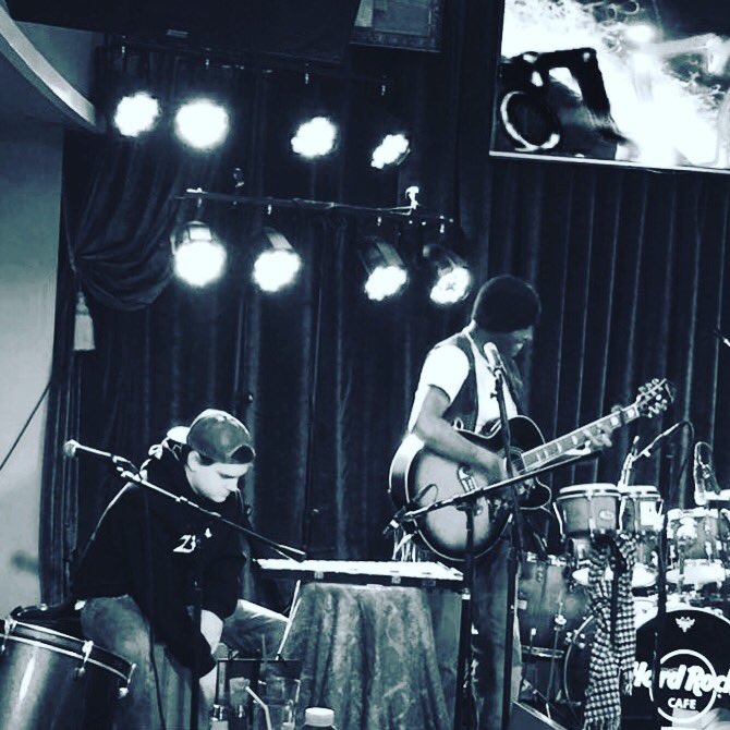 CrowBelcher's tweet photo. Singing #EVOLUTION  #FolkHop #IIIRDCLASS #indiemusic #NashvilleMusic @HardRockMemphis https://t.co/HWPoz0ta6F