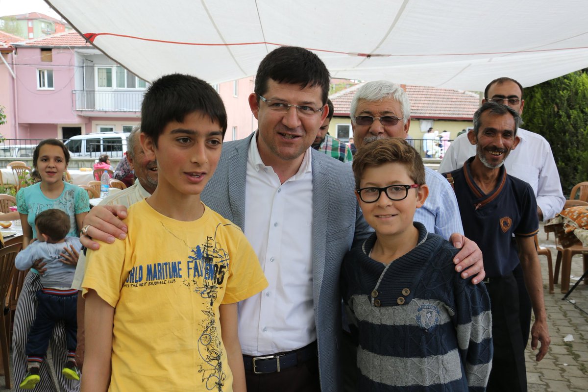 Eskihisar Mahallemizde 'Kutlu Doğum Haftası' vesilesiyle verilen hayır yemeğine katıldık. Allah kabul etsin.