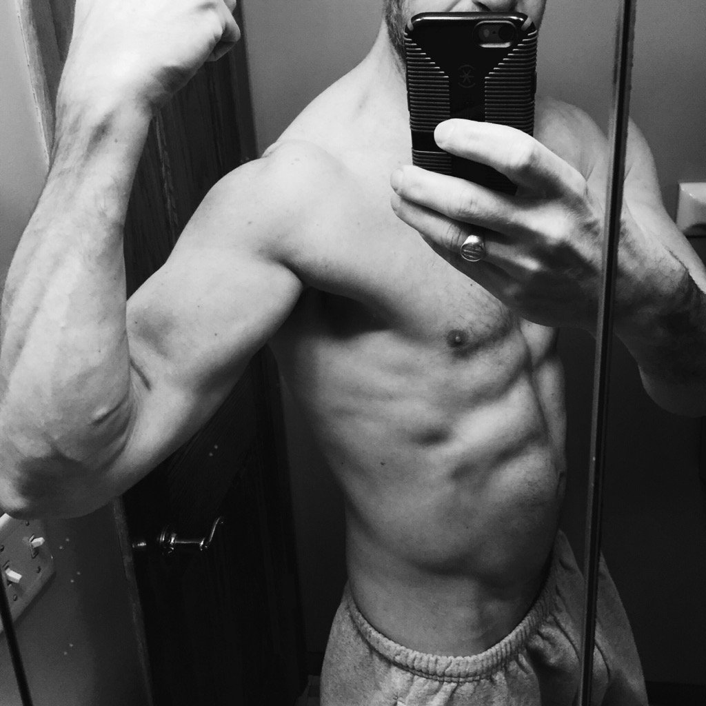 robteed's tweet photo. I know it's not Friday, but I flexed anyway. #sideabs #fitfam #restday #sundayfunday https://t.co/Gzmn0WcsaM