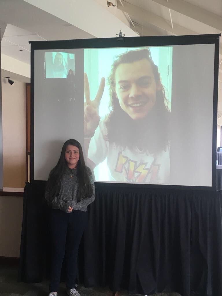 NoOfficialHarry's tweet photo. Harry en FaceTime avec une fan ! -M https://t.co/nv7dEcv5an