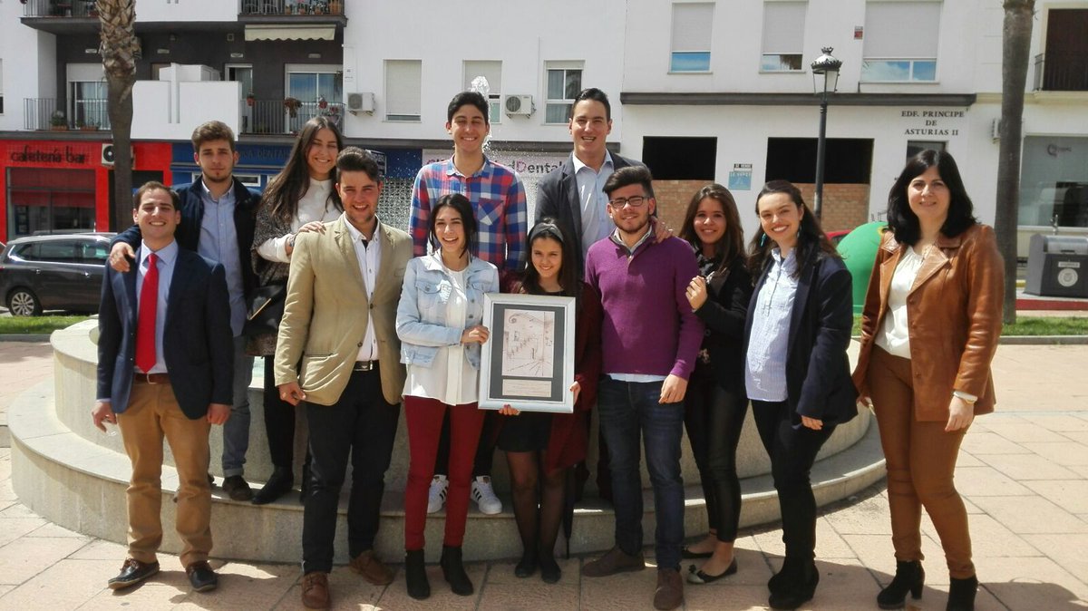 Parte del Grupo Joven tras recibir el Premio