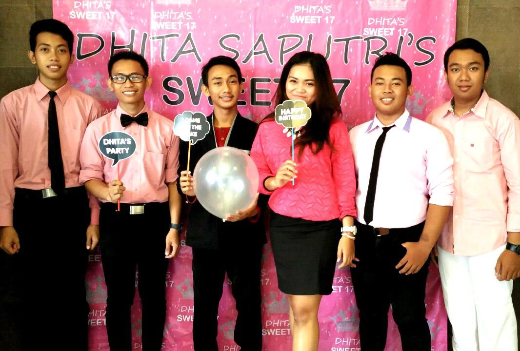 Offcl_Papermint's tweet photo. Sweet 17's Party @Dita_sptri 💞🎊🎉
Sayang nih gabisa take pic sama yang punya hajat 😂
#Papermintband #kediri #birthday https://t.co/ZBorOZ0PyU