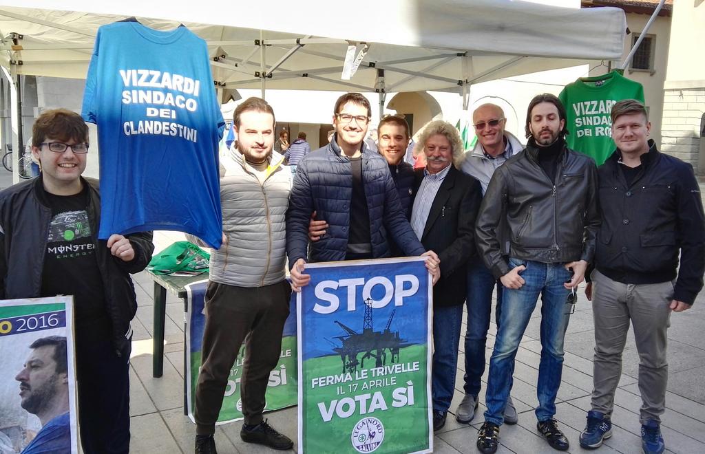 Ale_Cugini's tweet photo. Grazie a chi è passato al gazebo #Lega di questa mattina a #Chiari...insieme manderemo a casa #Renzi e #Vizzardi! https://t.co/jsBUEAwwXP