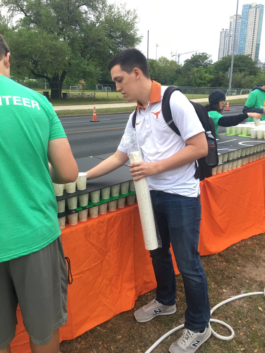 AValdezIV's tweet image. @MaddoxOnSports helps The Trail Foundation set up water station.  
#Cap10kbae