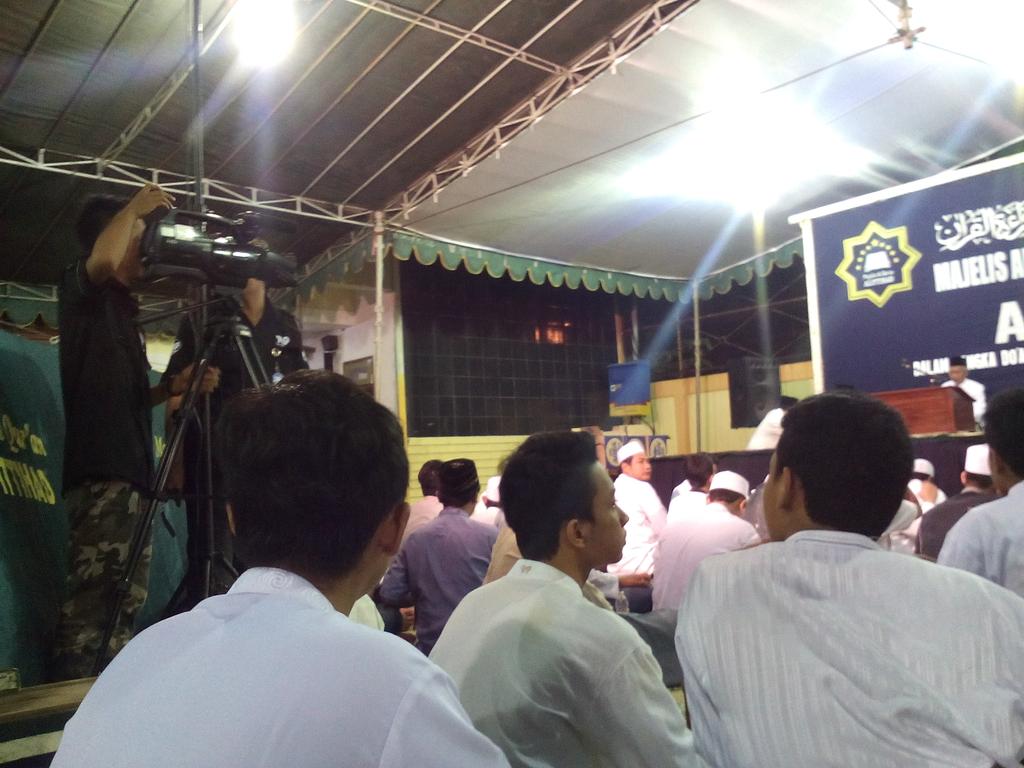 Acara Majelis Al Qur'an &amp; Dzikrudz Dzakirin malam ini di SMP YIMI GRESIK diliput oleh <a href="/TV9NUsantara/">TV9 NUsantara</a> 
<a href="/KabGresik/">Gresik</a>
