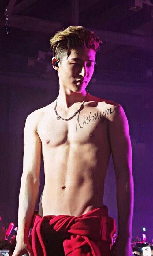 misskoreanne's tweet photo. Hanbin's abs appreciation post. 😍❤️

#iKON
#BI
#Hanbin https://t.co/6aqy2MJvxU