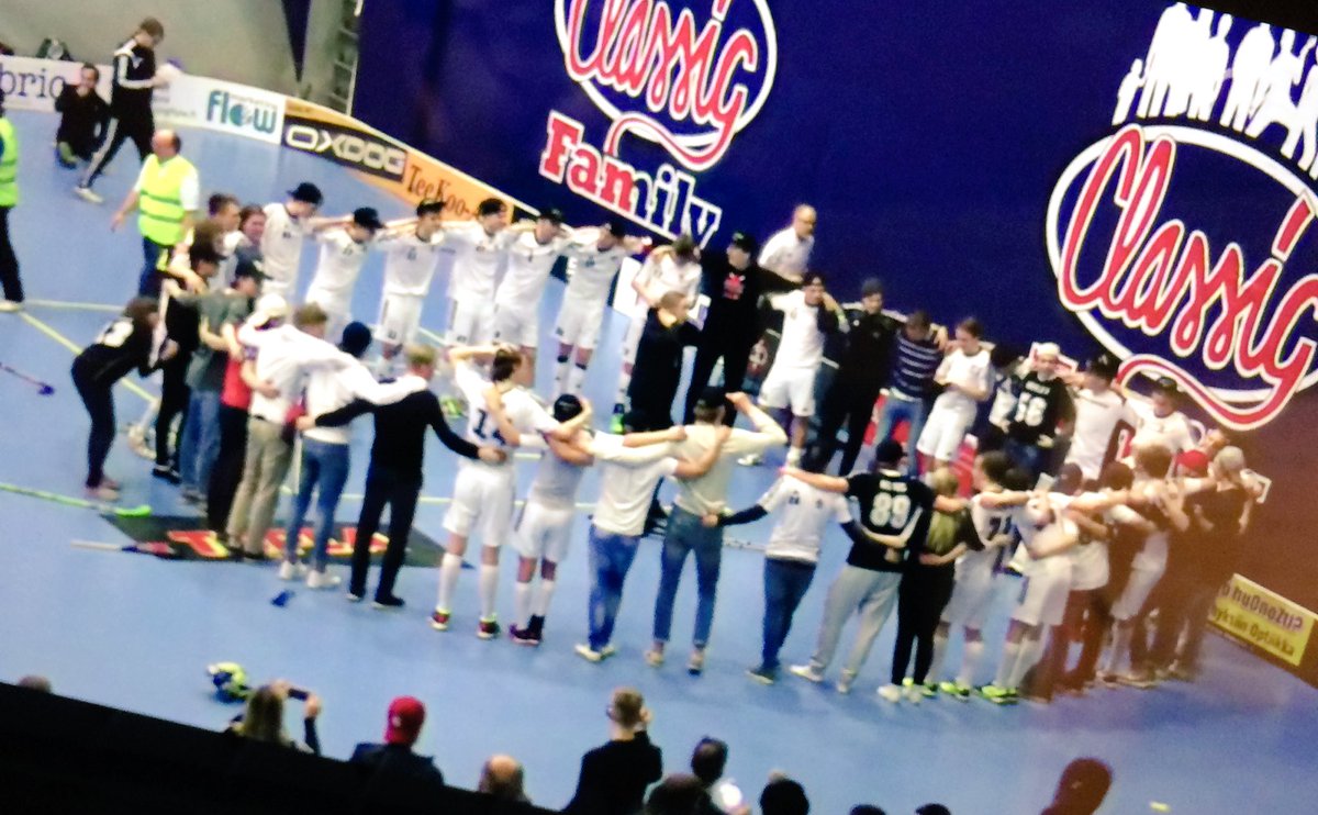 OutiFagerlund's tweet photo. Onnea mestarit! @Ssv_Bjun  @MikaeldeAnna ja muut!❤️ #salibandy #sbbsm https://t.co/eyY0Xf81EW