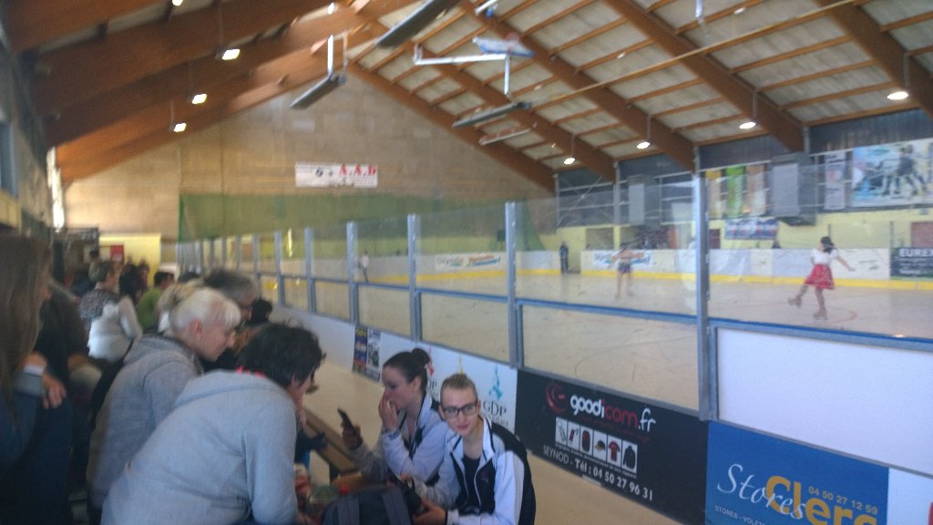 PhilCham's tweet photo. Championnat de Ligue Rhône-Alpes Auvergne de patinage artistique #Rilh #Seynod gymnase #MaxDecarre https://t.co/qjjqqBfcBq