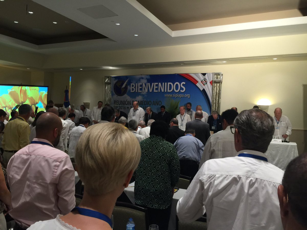 1 minuto de silencio por aquellos periodistas que fueron asesinados en los últimos 12 meses #SipPuntaCana