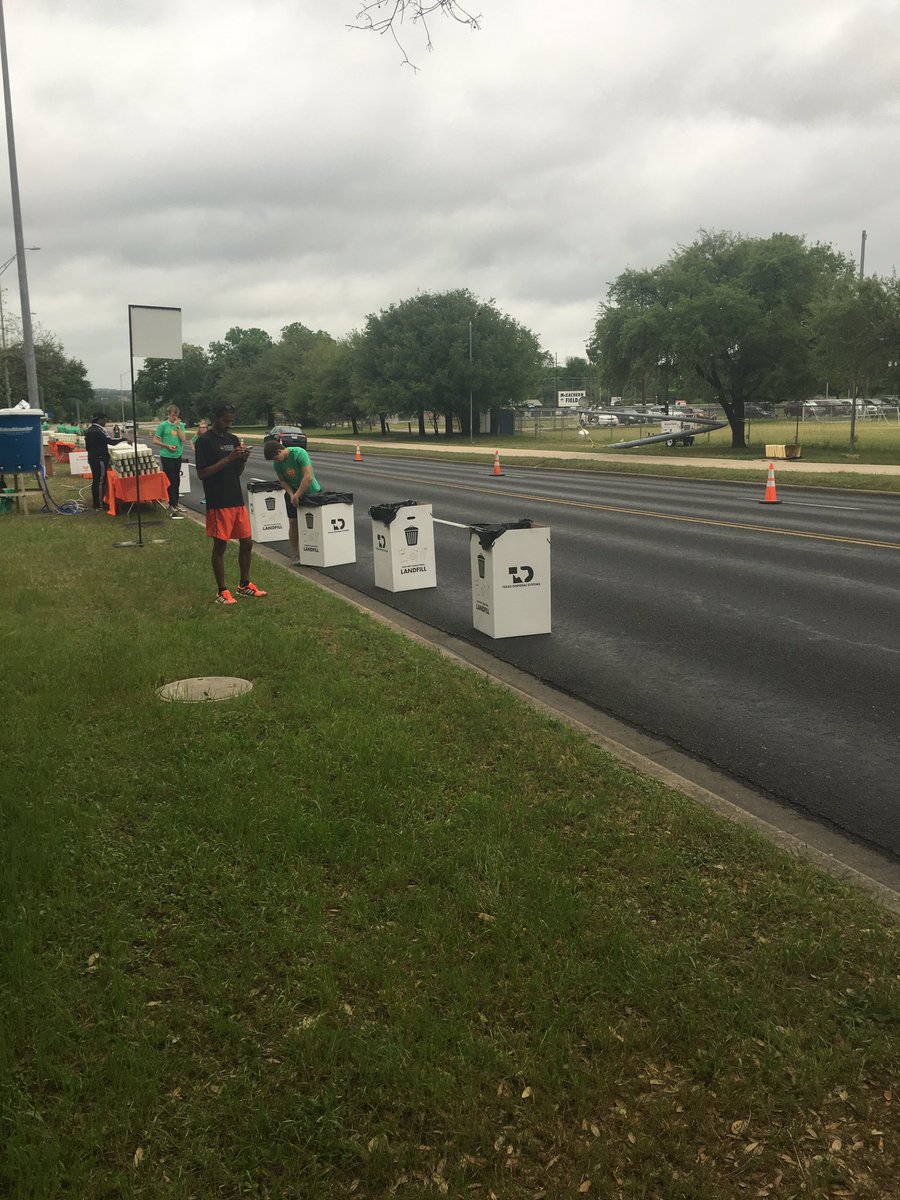 AValdezIV's tweet image. Volunteers of #cap10k look to minimize littering. 
#Cap10kbae