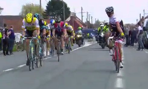 cyclismactu's tweet photo. #ParisRoubaix 32" de retard pour #Cancellara #Sagan, #Popovych attend son leader https://t.co/hItDtvxPXA #Trek https://t.co/Z7W5ycsRz4