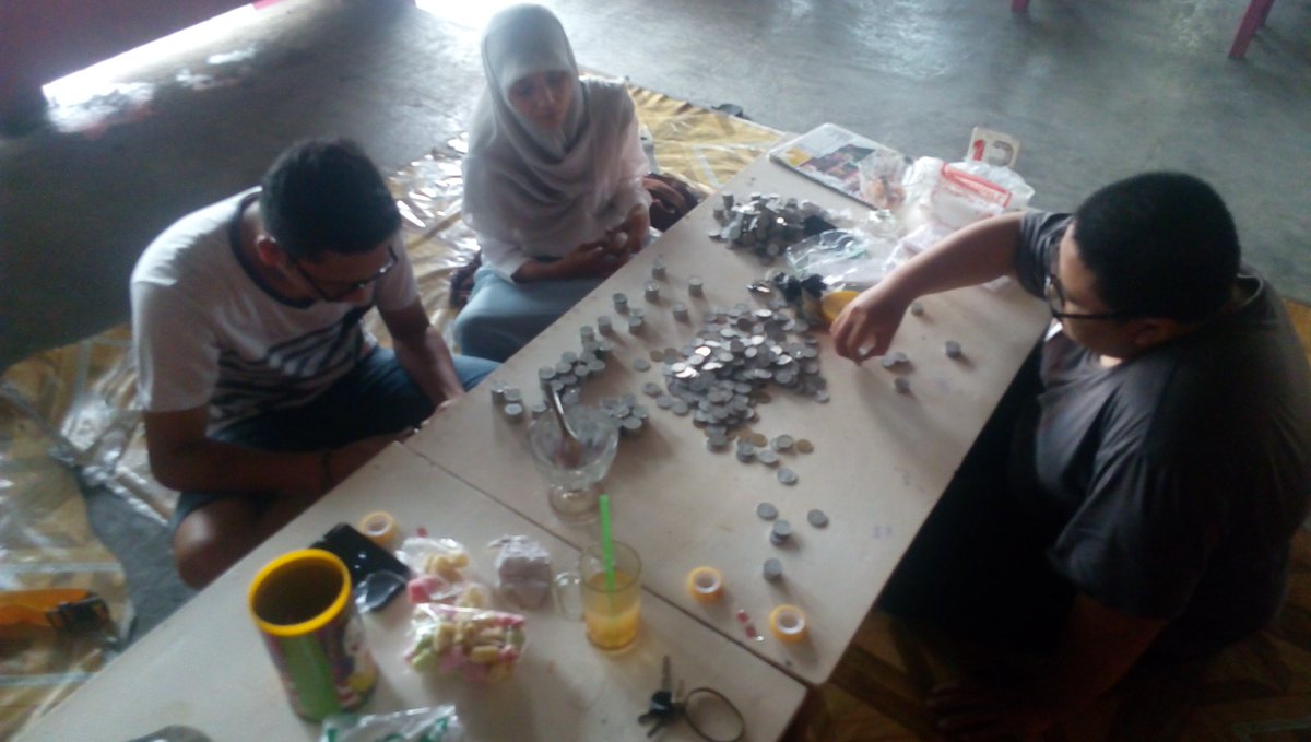 Relawan <a href="/Aries_Indrajad/">Aries Indrajad</a> <a href="/anicknikmah/">an</a> <a href="/dimpski__/">Oi, Dim!</a> mengawali hitung koin di #hkk11 sore tadi. Maturnuwun kopiner!