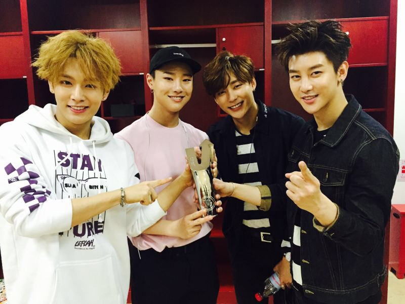 UNIQ_5's tweet photo. [#니꾸PD] 인웨이타이 V차트 어워즈에서 #UNIQ 가 최고잠재력 그룹상을 수상하였습니다! 응원해주신 유니콘 여러분들 감사합니다~! 시상식에서 뵌 #싸이 선배님과도 찰칵📸 https://t.co/9jhms96QXB