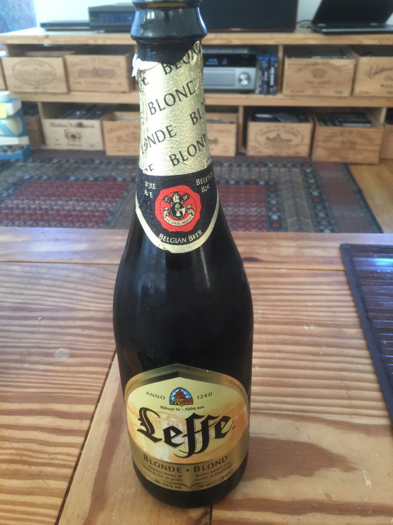 ArnaudJavelle's tweet photo. Sunday night antidepressant #leffebier @PaulHoskisson https://t.co/X3uyA8DEvd