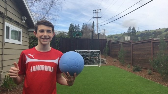 oneworldplayprj's tweet photo. Wanna make a difference w/ #OneWorldFutbols? Here's some tips from our bud Simon https://t.co/dbtHqipf89 https://t.co/eeduLMzbuR