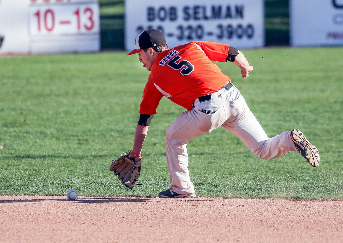 ADouglasPhotos's tweet image. Here&apos;s @tonytabor2 ranging right for @TRUBaseball last night. @GoTRUWolfPack doubleheader in #Kamloop noon today