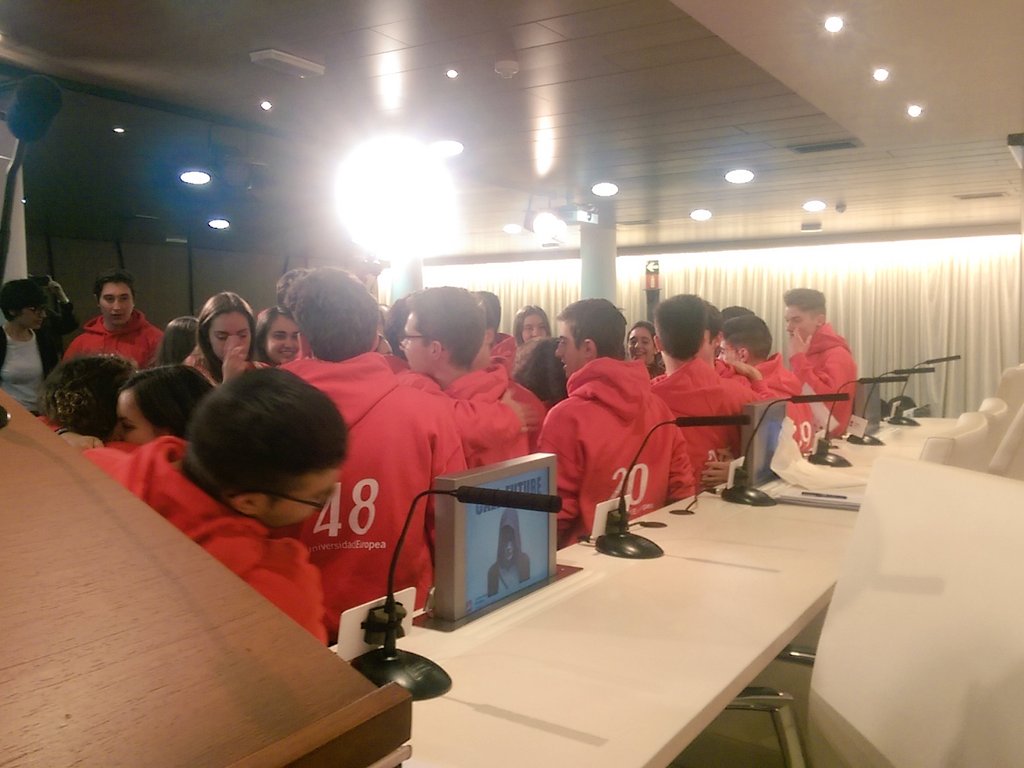UEuropea's tweet photo. Los participantes de #CallOfFuture16 se despiden con emoción de esta experiencia única. https://t.co/BGs2ZR12cs
