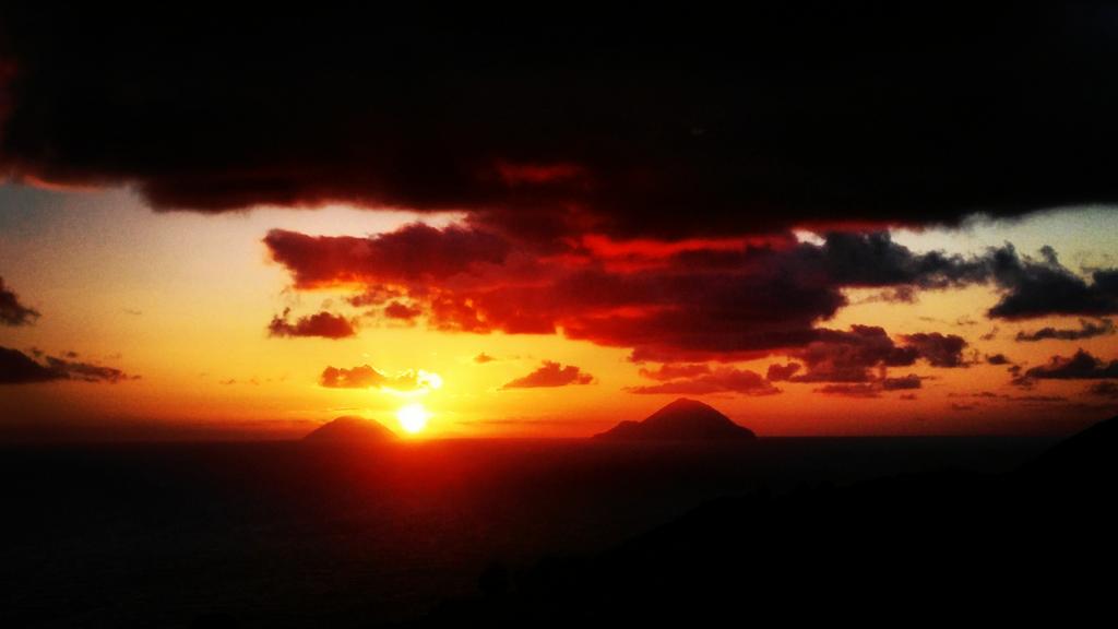 cipo2004's tweet photo. Che c'è di nuovo??? 🔝 #Sunset #walkingSunday https://t.co/JuNcWwUTK0