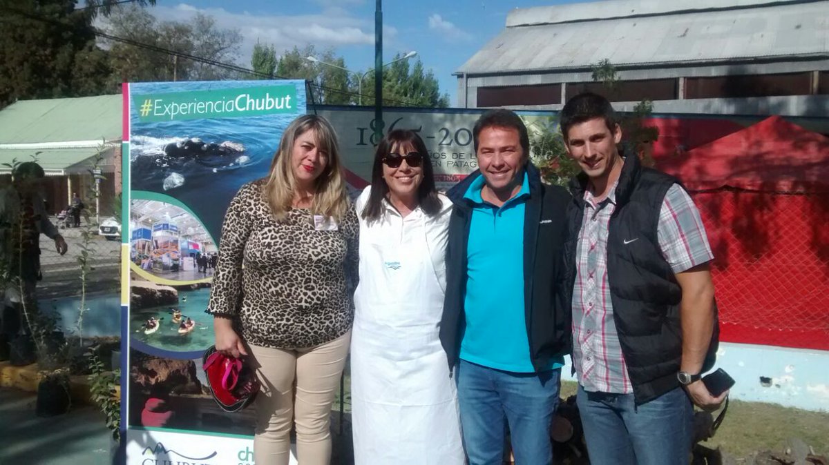 cecitorrejon's tweet photo. El equipo de @gobiernochubut acompaña #MuestraDelValle #Gaiman https://t.co/etBpHB8usF