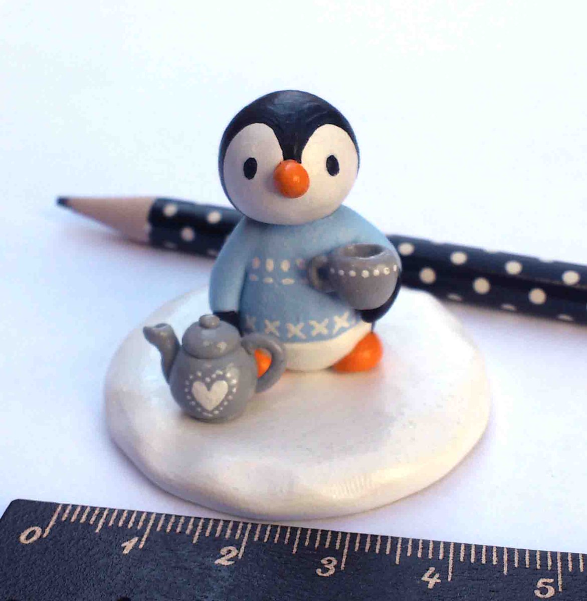 Little miniature penguin having a cuppa! #penguin #bird #etsy #etsyshop #crafthour etsy.com/uk/listing/269…