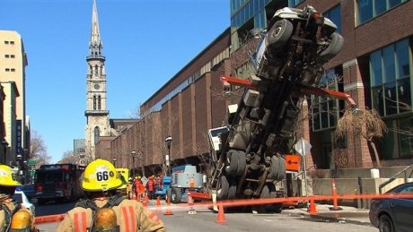 CBCNews's tweet photo. Tipped crane in Montreal leaves 1 dead, 1 injured https://t.co/7H7aViCJmN https://t.co/So8eOPkVEg