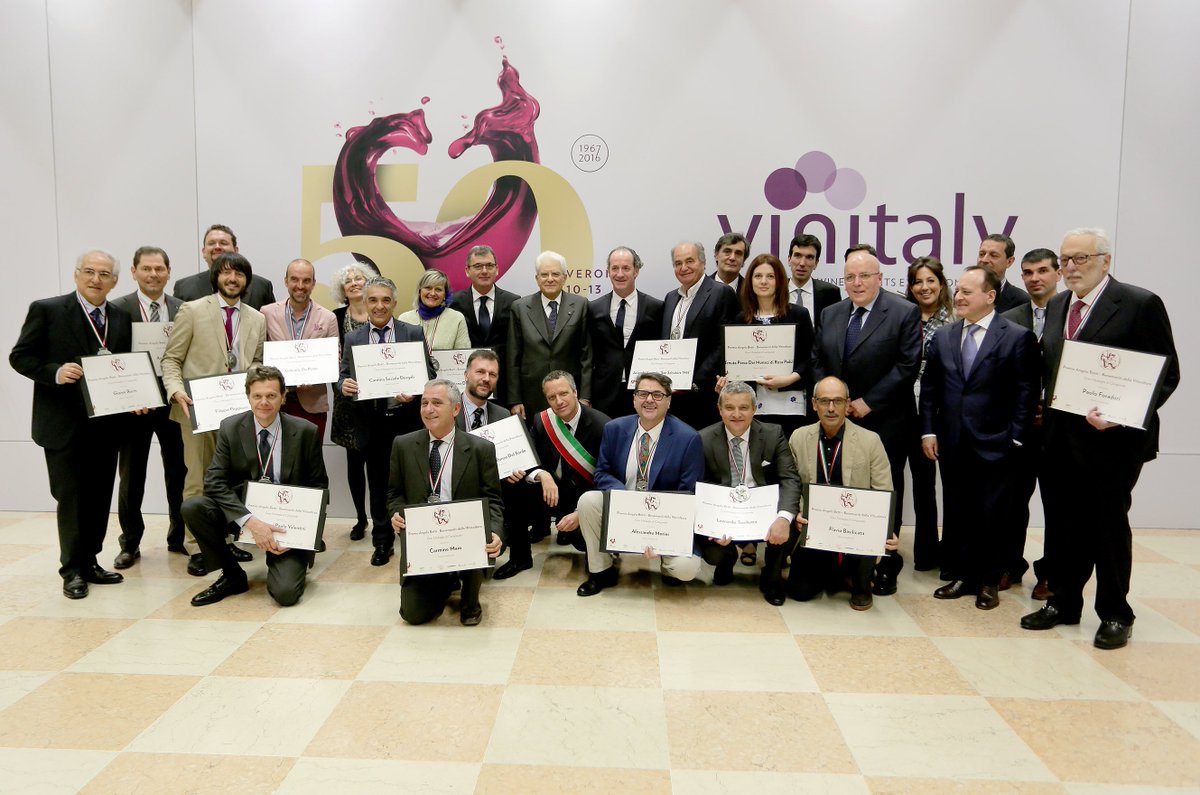 Regione_Abruzzo's tweet photo. #Vinitaly2016 Il produttore abruzzese Francesco Paolo Valentini ha ricevuto dal presidente Mattarella il Cangrande https://t.co/dVuJQ3gyJ1