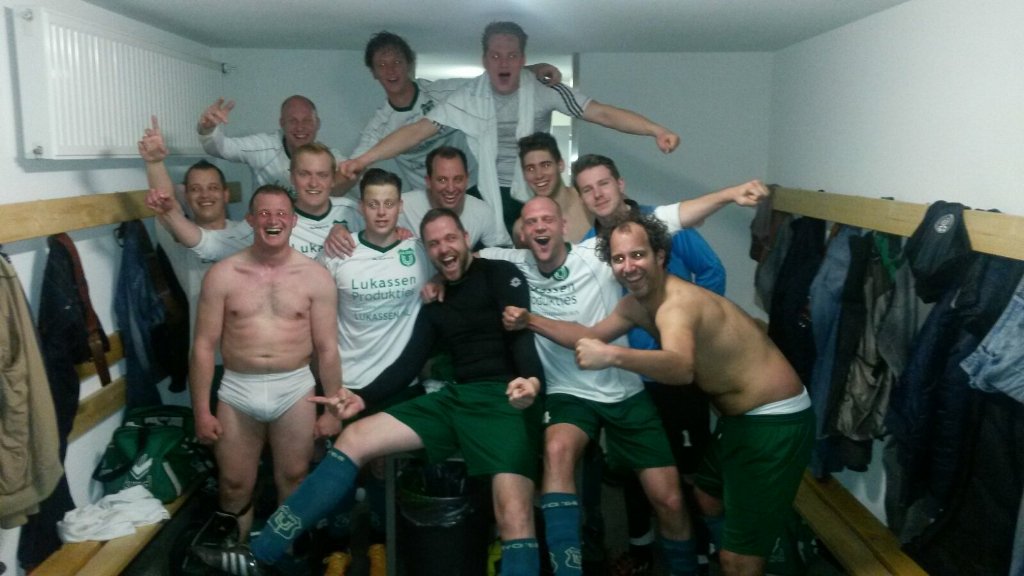 FootballCulture's tweet photo. New hype in Dutch Amateur Football... 😂😂😂
Doing a Ronaldo!!!
More:
https://t.co/RSYq0kUKvW

#RealMadrid #AmateurLife https://t.co/FUOUPDM8lN