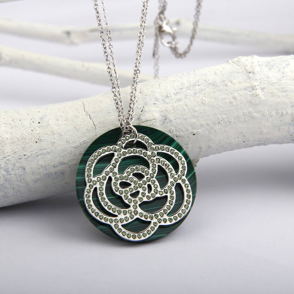 venuscil's tweet photo. https://t.co/TMvnsvoreB #sale #shop #Jewelry #necklace #beautiful #crystal #fashion #style #green #rose #flower https://t.co/GDrZSEmT8l