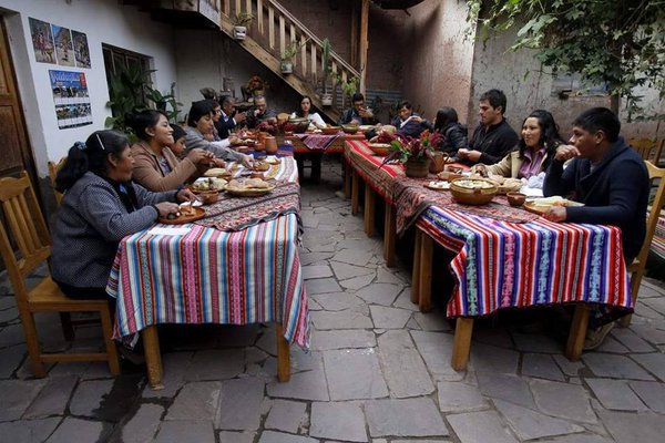 MaSSiMoTalaDro's tweet photo. #PeruDecide2016 Foto familiar de @Vero_Mendoza_F antes de ir a votar. @Mistica_Latina https://t.co/twSL38QrIz