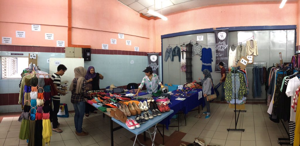 DestiniKasih's tweet photo. Garage sale! #throwback https://t.co/viCo200Gn5