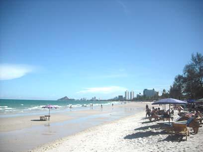 carina_sorrento's tweet photo. Beach in Hua Hin #huahin in #Thailand one of the best beaches near Bangkok https://t.co/aF3fGwNIX0