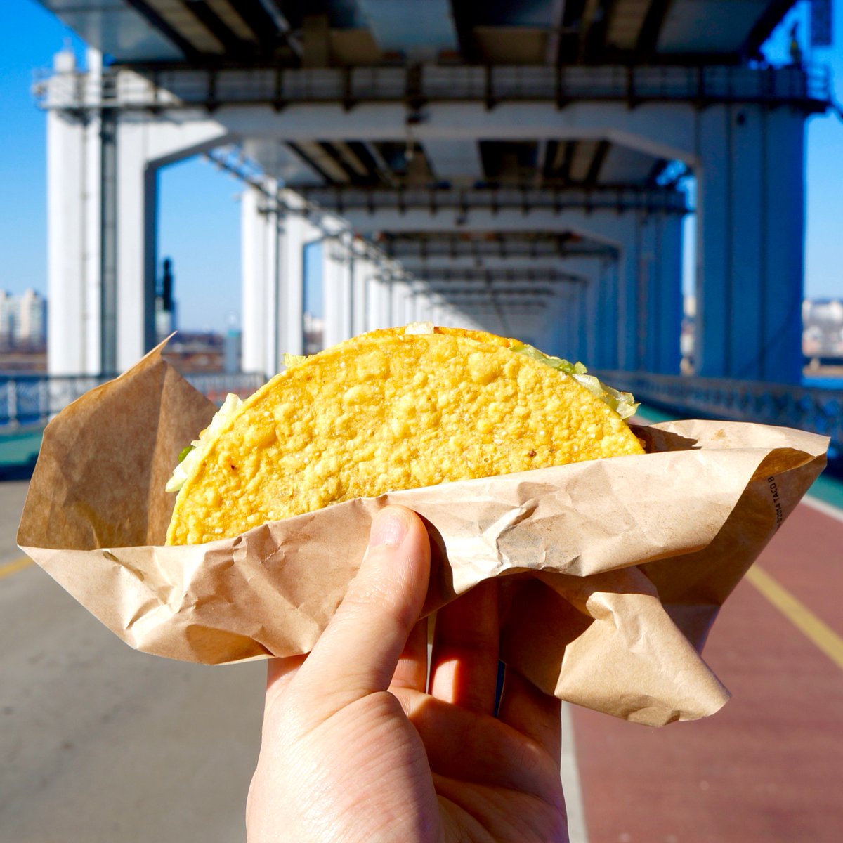KoreaTacoBell's tweet photo. #TacoTuesday 로 지겨운 하루를 새롭게! 4월 12일 오후 2시-6시 #비프크런치타코 1000원👏

#여의도메리츠점 #영등포타임스퀘어점 #의정부점 에서만!

#타코벨 #타코투스데이 https://t.co/elKulm7MEA