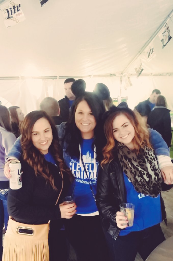 ambertraz05's tweet photo. #clegoeswild #barcrawl #snowcrawl 🐶🐱🐭🐹🐢🐅🐇🐥🐮🐷🐸 https://t.co/DWTplMqmwd