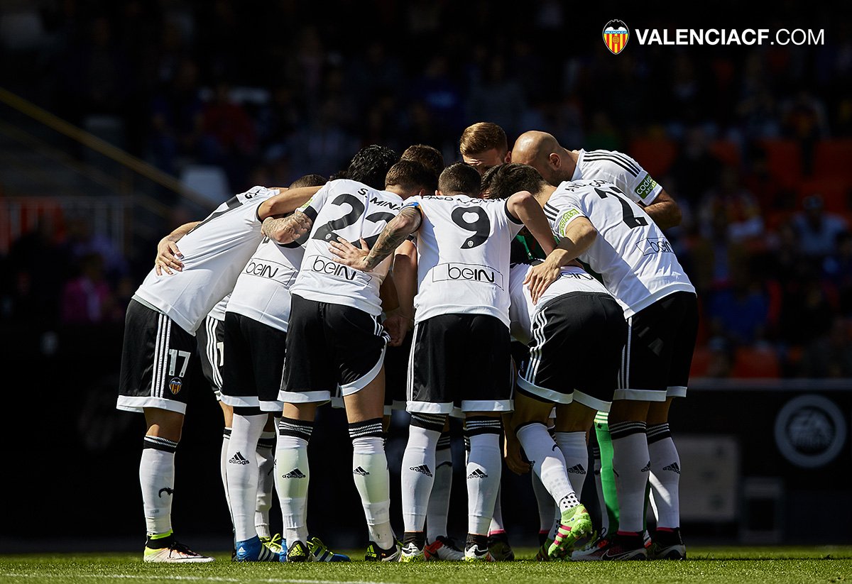 valenciacf's tweet photo. FINAL | 2-1. Victoria vital llevados en volandas por una afición que es increíble. GRACIAS. Somos uno. Somos #VCF https://t.co/Pw3LIpTCDY