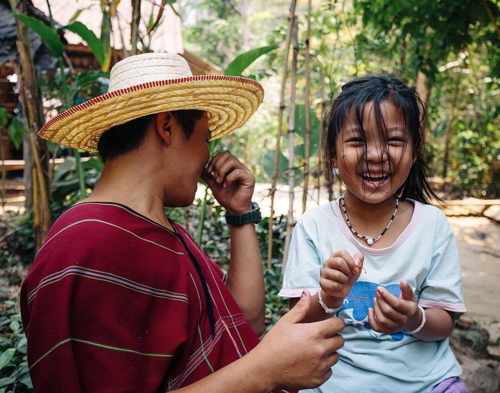 VFpictures's tweet photo. In a remote hilltribe village outside of Chiang Mai, I met these two beautiful Thais. https://t.co/a2EwQclBqx https://t.co/pzlCzXnTJX