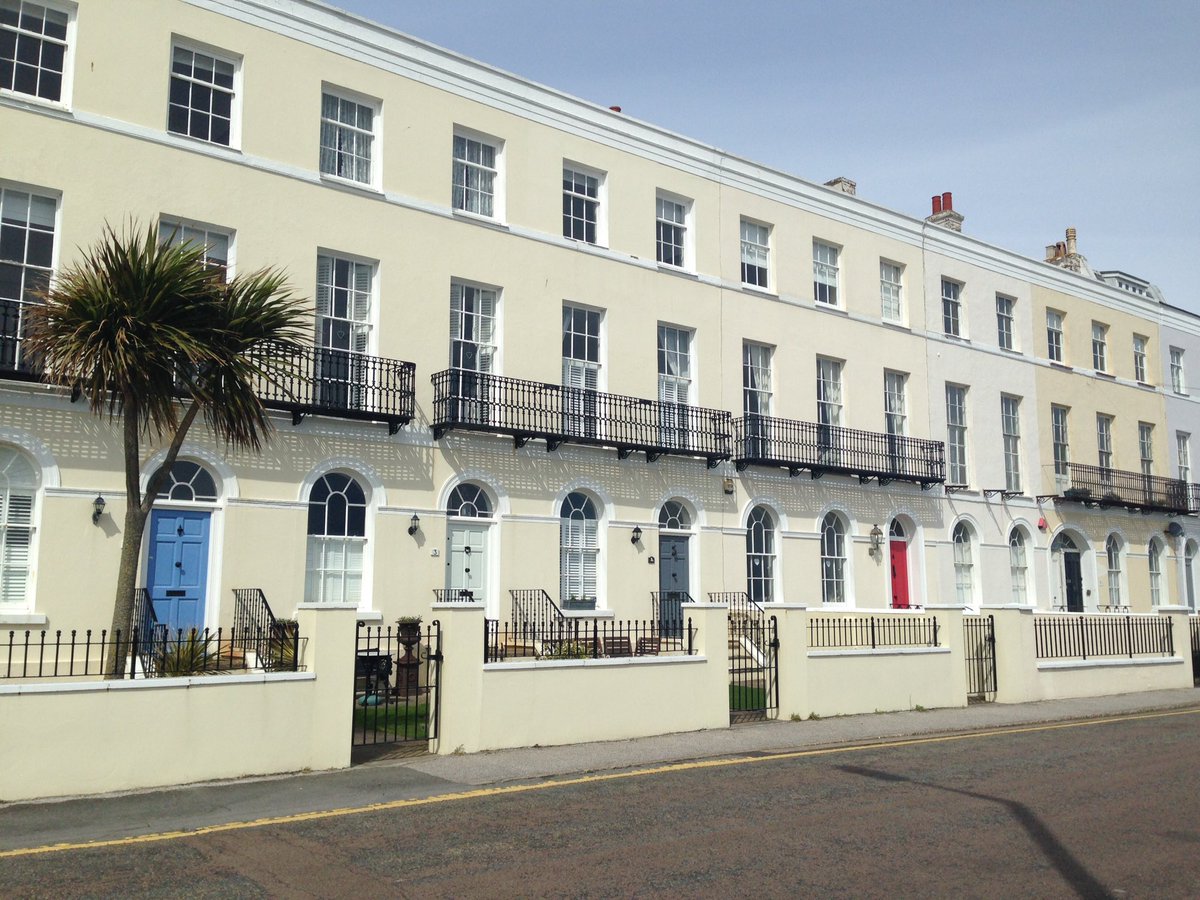 leemadeit's tweet photo. Gorgeous houses overlooking the seafront in Walton on the naze https://t.co/2xjjSD70mu