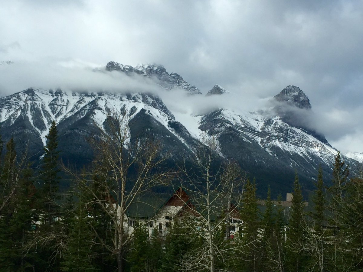 BrentToderian's tweet photo. If the #landscape between #Banff &amp; #Calgary doesn't take your breath away, I fear you don't have a pulse. #Heaven https://t.co/AV8WE1yAIP