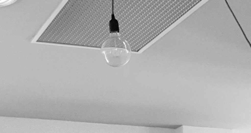 PindolesFest's tweet photo. Una bombeta penja d'algun lloc de Martorell... @ApagueLuzMicro https://t.co/94XwqzwPjg