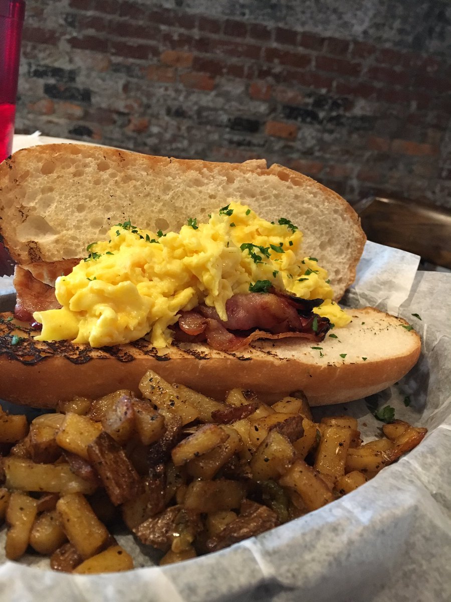 Overton_dan1's tweet photo. Delicious brunch @poboyjim with @bravenewpopo 🙈👀☺️🙌🏼🇺🇸 #poboyjim https://t.co/ROBSZh4wDQ