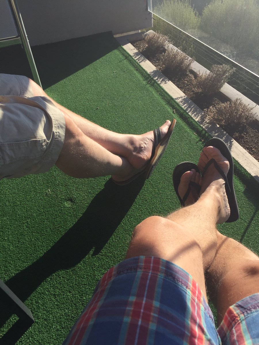 MaartenVonk1's tweet photo. Borrel. Buiten. 20 graden. Genève #2ethuis https://t.co/XTEaZCWSvB