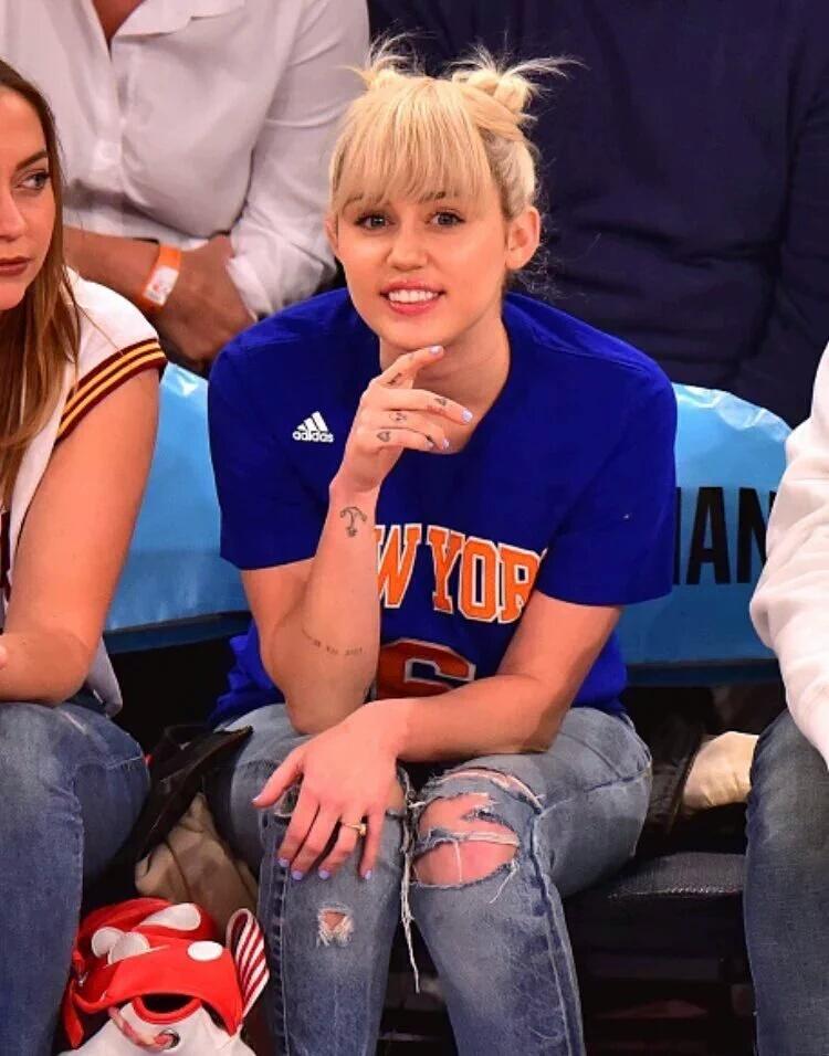 chooseonemiley's tweet photo. CHOOSE ONE PHOTO #mileycyrus https://t.co/kWxpiW78pG