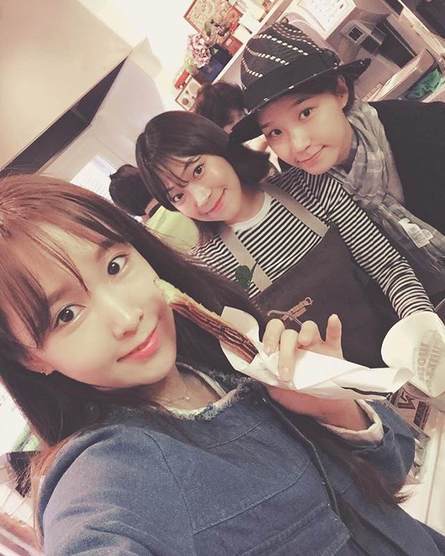 sketchbooksID's tweet photo. [Insta] @crayonpop Way went to Cherry Blossom Festival &amp; Cafe with family (on Saturday)☺️☺️ 
https://t.co/OsKGIrTSaX https://t.co/AIJXrfIPLa