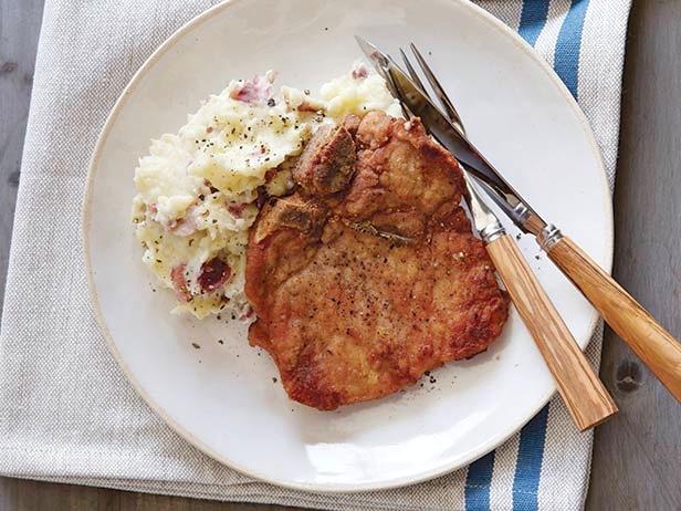 Recipe of the Day: @ThePioneerWoman's Pan-Fried Pork Chops foodtv.com/4ih1l.